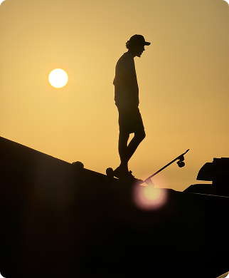 Skateboarder al tramonto